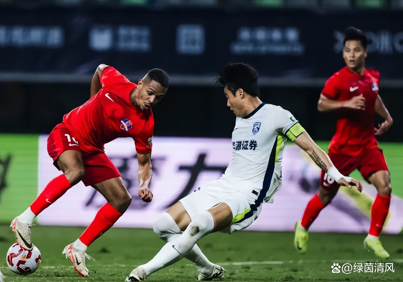 米兰体育中国官网-武汉三镇训练开放日，窗口期刷新队史纪录引欢呼，中超在即，临场指挥获称赞(武汉法拍网官网首页)